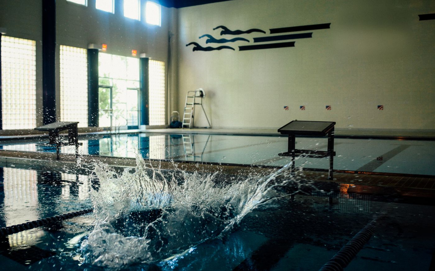 Bassin sportif couvert d'une piscine publique