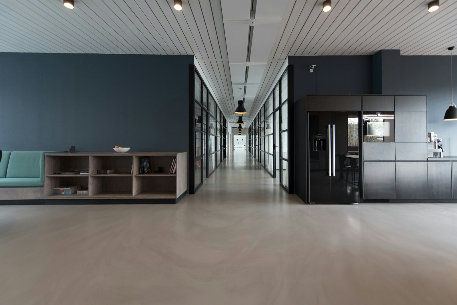 Couloir de bâtiment moderne